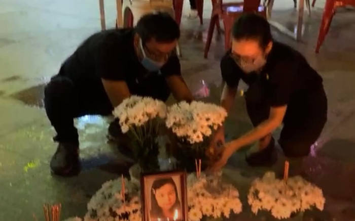 Vụ bé gái 8 tuổi tử vong nghi bị 'mẹ kế' bạo hành: Người dân xếp vòng hoa làm lễ tưởng niệm nạn nhân Ảnh 2