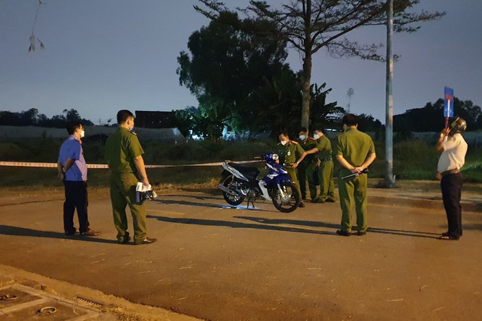 Công an TP Thuận An khám nghiệm điều tra vụ việc. Ảnh: PLO