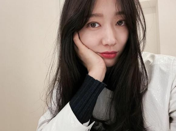 Gương mặt của nữ diễn viên mũm mĩm lên trông thấy.