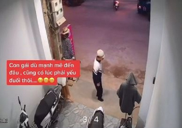 Khách nam đứng ở cửa. 