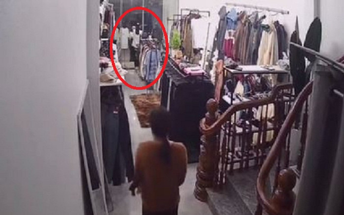 Niềm nở ra cửa đón khách, cô gái hoảng hốt vội chạy vào trong khi thấy nam khách làm trò này Ảnh 2