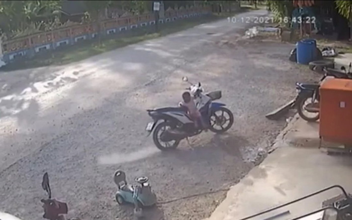 Clip: Bé gái ngã đập đầu xuống đất từ yên xe máy, tất cả do sai lầm tai hại của người lớn Ảnh 2