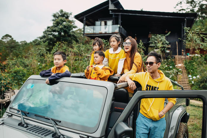 Cả gia đình lên đồ, tạo dáng bên cơ ngợi rộng lớn trong những chuyến nghỉ dưỡng riêng tư. 