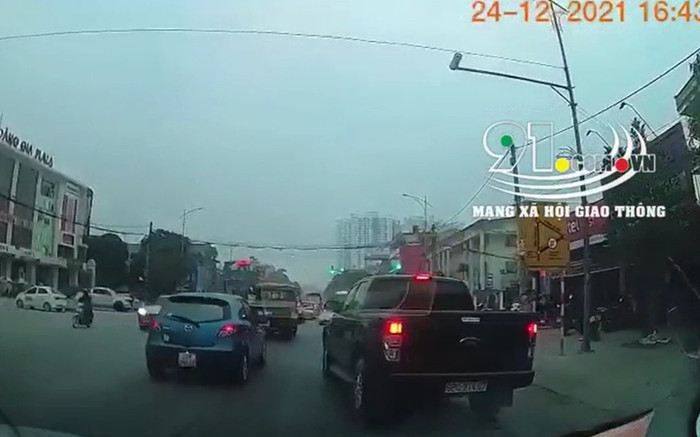 Clip: Liên tiếp va chạm với 2 ô tô, tài xế xe bán tải vội nhấn ga vượt đèn đỏ bỏ chạy gây bức xúc Ảnh 2