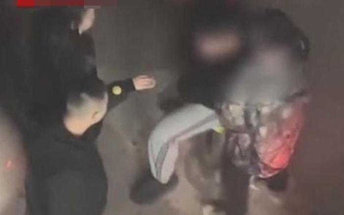 Đang tự tát vào mặt để nhận lỗi với bạn gái, chàng trai ngơ ngác khi bị người đàn ông khác lao vào đánh Ảnh 2