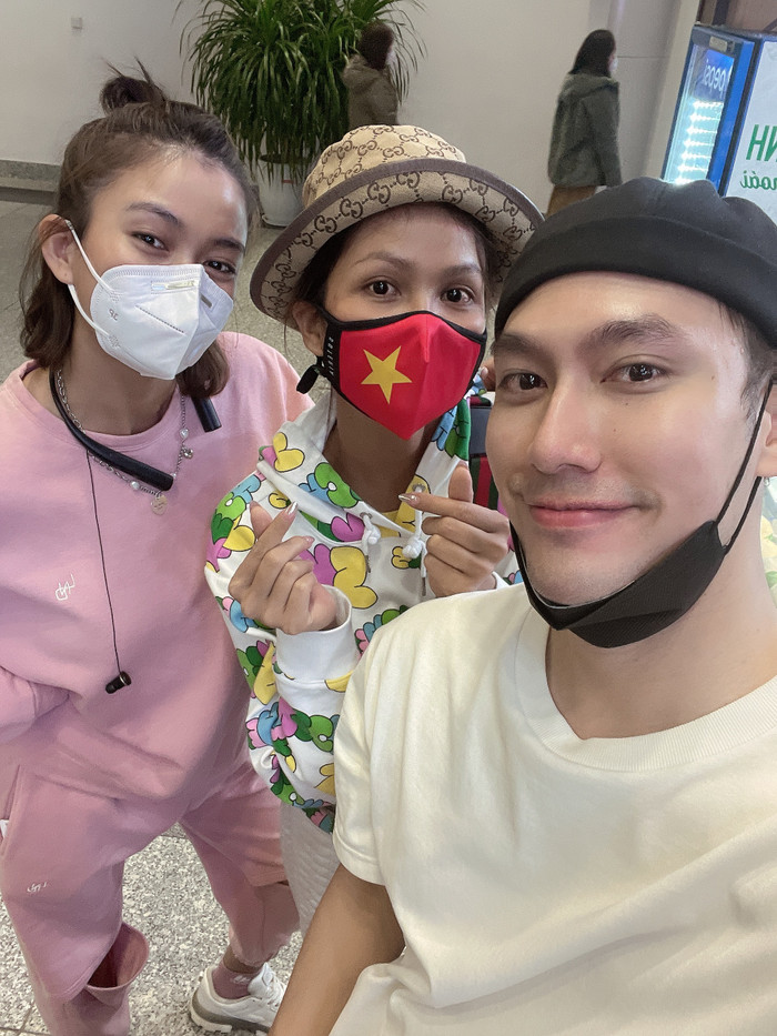 Mâu Thuỷ, Lệ Hằng cùng Lý Quí Khánh đến Dubai giới thiệu thổ cẩm Việt Ảnh 1