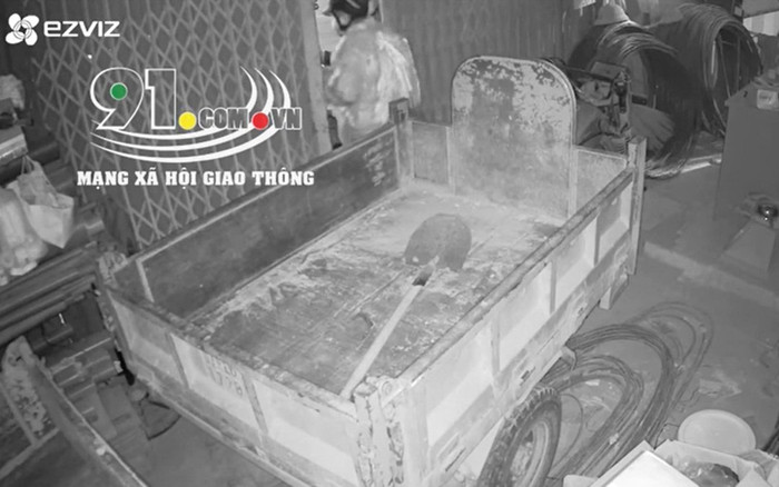 Clip: 2 thanh niên ngang nhiên cắt khóa nhà dân rồi trộm 2 xe ba gác gây bức xúc Ảnh 2