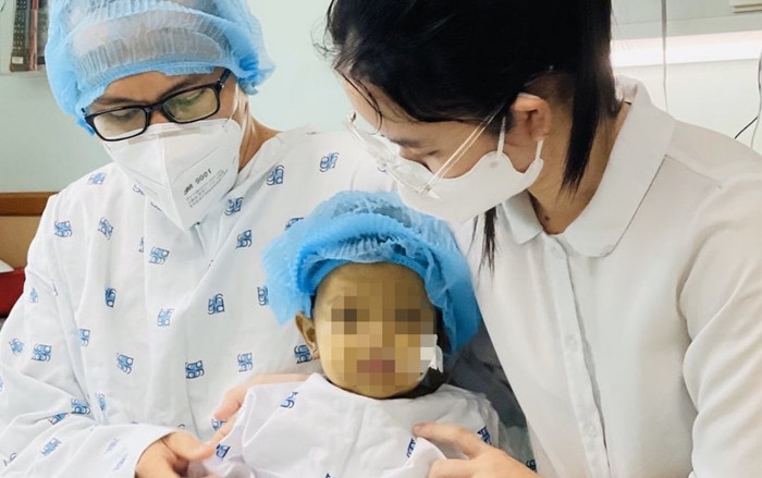 Bé gái 2 tuổi hồi sinh nhờ lá gan của bố ruột Ảnh 2