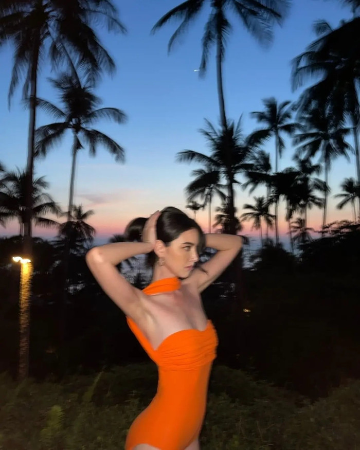 Mai Davika liên tục gây sốt khi diện bikini nhiều kiểu dáng khác nhau. Thiết kế liền mảnh có màu cam nổi bật, điểm nhấn là phần dây quấn qua cổ