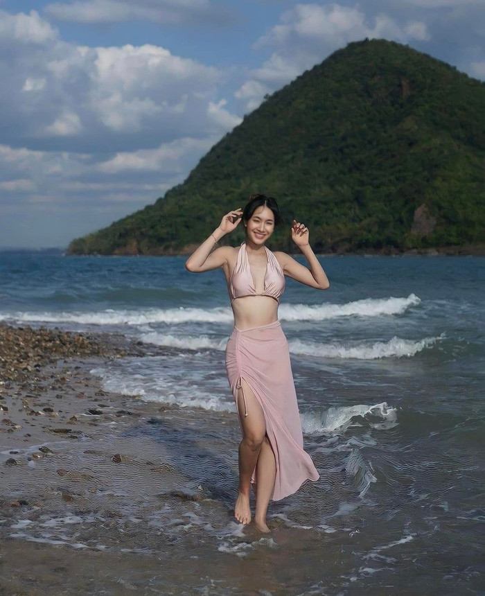 Nữ diễn viên thả dáng trên biển với thiết màu hồng pastel duyên dáng nhưng cũng không kém phần quyến rũ
