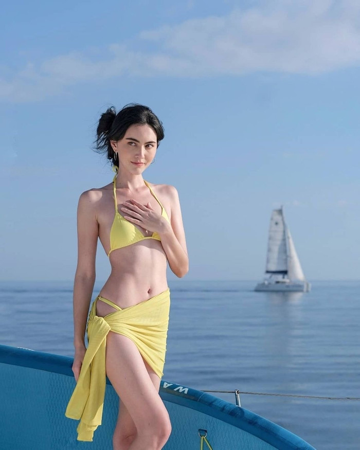 Cô nàng khoe trọn vòng eo 0% mỡ thừa qua thiết kế áo tắm hai mảnh