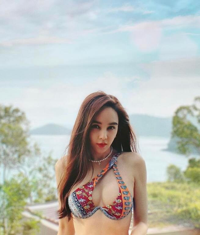 Bà mẹ hai con Panward cũng nhanh chóng cùng hội chị em đọ dáng với bikini