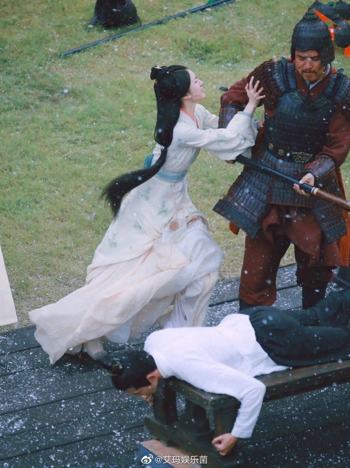 Lộ cảnh Triệu Lộ Tư hôn Ngô Lỗi đầy bi thương trong phim mới, hứa hẹn ngược 'tả tơi' Ảnh 6