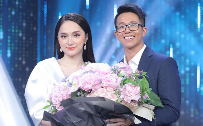Matt Liu diện đồ như chú rể, Hương Giang trễ nải vòng 1 chụp ảnh chung khiến dân tình xôn xao Ảnh 2