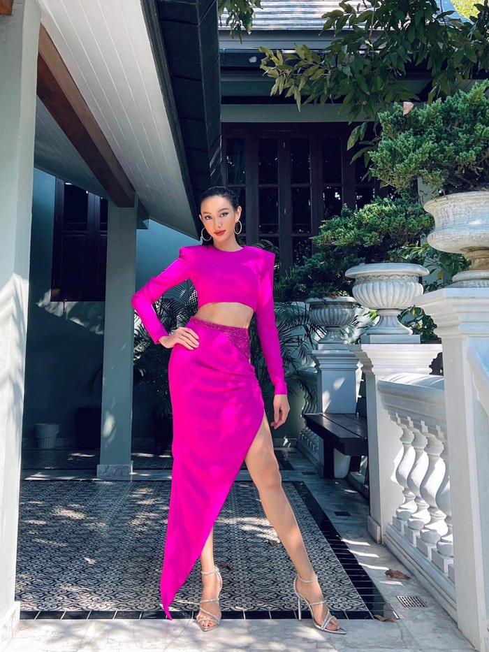 Miss Grand 2021 gợi cảm tuyệt đối, tuy vậy cô đã mặc ngược váy so với mẫu thiết kế.