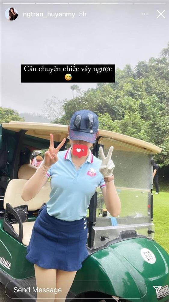Á hậu Huyền My cũng từng tự nhận mặc ngược váy khi chơi golf. 