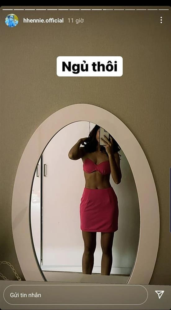 Pha mặc đồ ngược gây chú ý nhất phải kể đến H'Hen Niê.