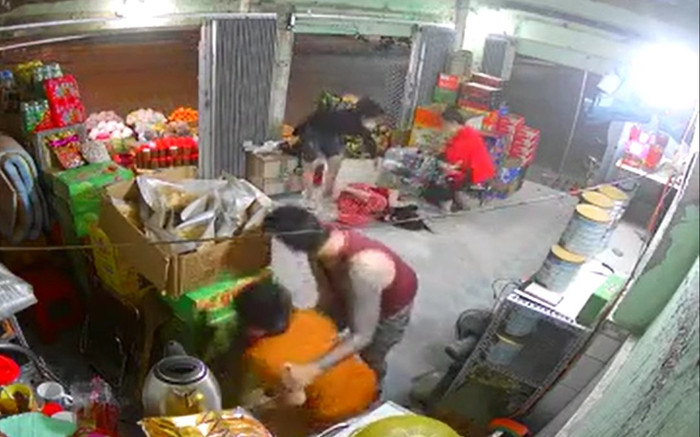 Nhóm côn đồ xông vào đánh đập nữ chủ cửa hàng trái cây dã man Ảnh 2