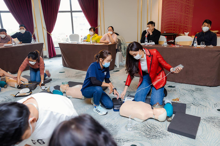 Mai Phương Thúy được thực hành những kỹ năng sơ cứu căn bản