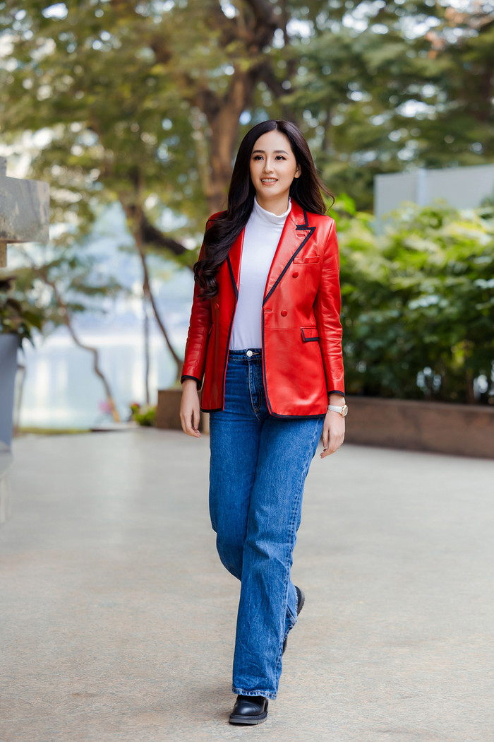 Cô được nhận xét xinh đẹp ở mọi góc độ dù ăn mặc rất giản dị và năng động.