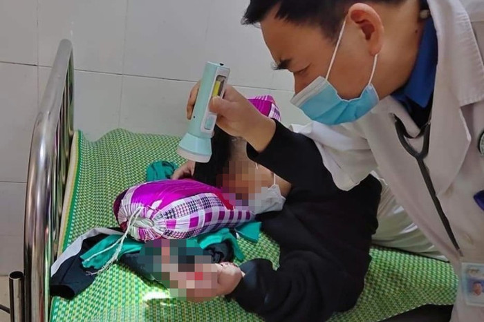 Điện thoại nổ khiến bàn tay trái của em T. dập nát.