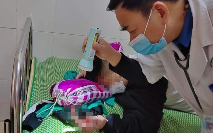 Hà Tĩnh: Nam học sinh bị dập nát bàn tay do nổ điện thoại Ảnh 2