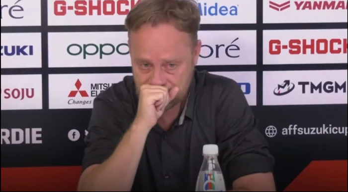 HLV Polking khóc khi nói về thủ môn Kawin.