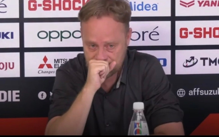 HLV Thái Lan khóc trong cuộc họp báo sau trận thắng Indonesia Ảnh 2