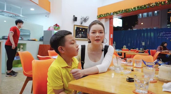 Để bày tỏ sự mến mộ đối với các 'thần đồng', Lý Nhã Kỳ không ngại lái siêu xe 40 tỷ đồng đến đón và đi chơi cùng cậu bé.