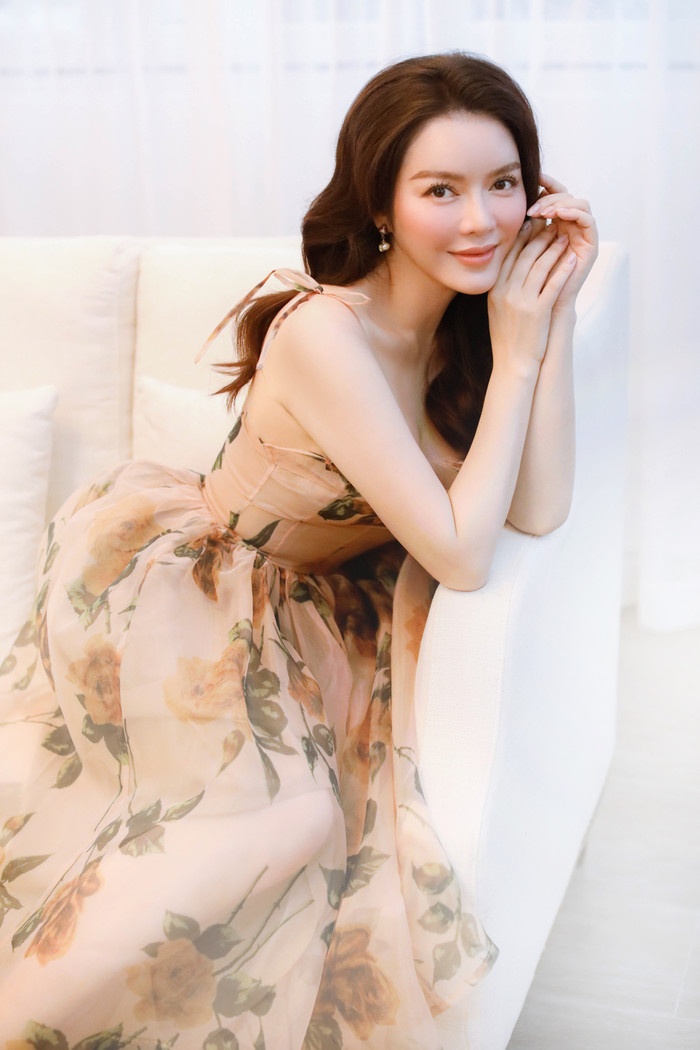 Xấp xỉ 40, Lý Nhã Kỳ khiến nhiều người khen ngợi bởi sắc vóc quyến rũ, trẻ trung. 