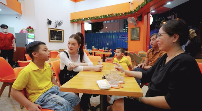 Đây không phải là lần đầu tiên Lý Nhã Kỳ có những hành động thân thiện, dễ thương với các thí sinh.