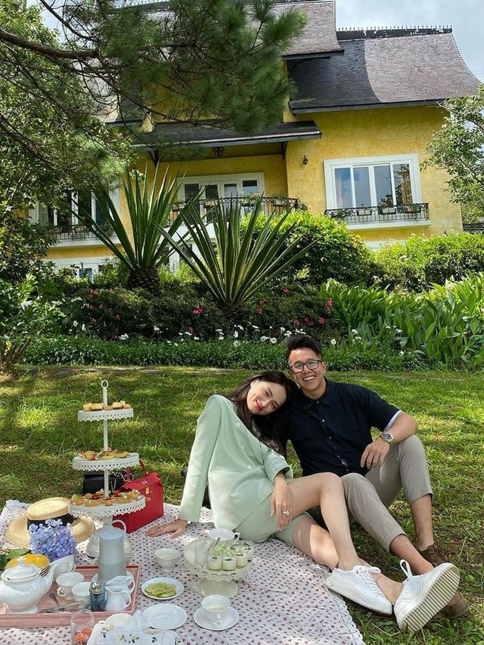 Hương Giang trẻ trung khi diện blazer và giày thể thao, rạng rỡ bên tình yêu của cuộc đời.