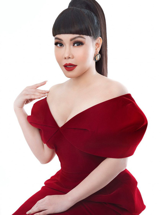 Nghệ sĩ Việt Hương phải lên tiếng đáp trả với anti-fan khi vợ chồng cô bị tấn công bằng lời lẽ kém duyên.