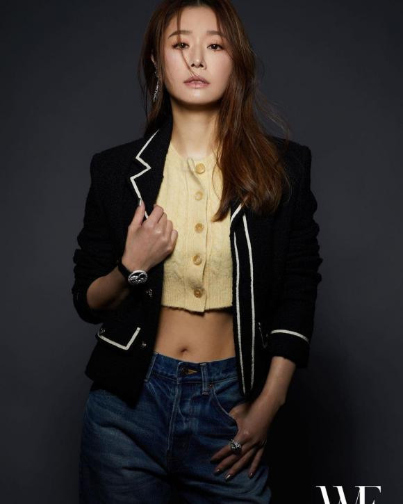 Bị đồn mang thai lần 2, Lâm Tâm Như liền diện croptop khoe eo thon cùng cơ bụng săn chắc.