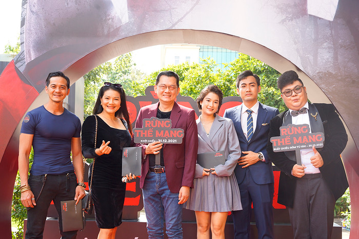 NSƯT Hữu Châu, Kiều Trinh đến dự buổi ra mắt phim 