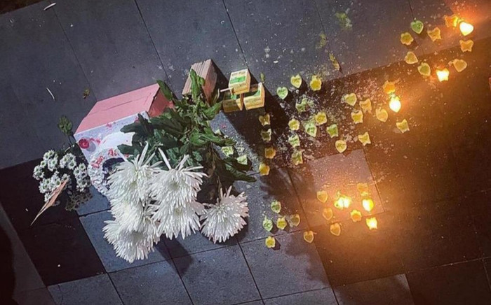 Người dân mang di ảnh, nến và hoa đến nhà ông bà nội bé gái 8 tuổi tử vong tưởng niệm gây tranh cãi Ảnh 2