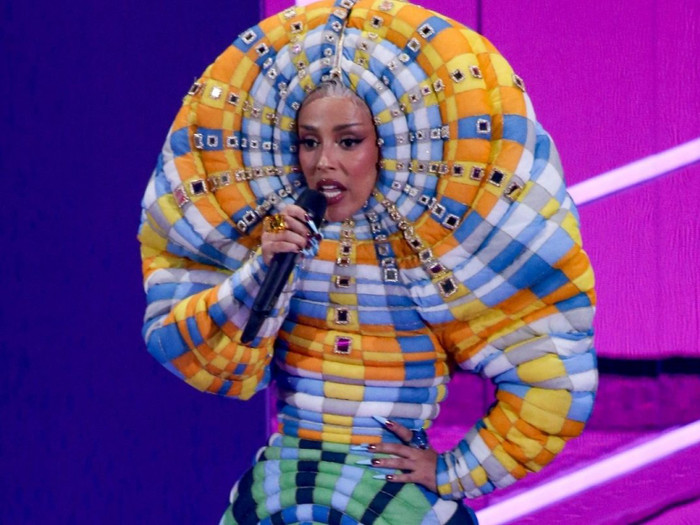 Doja Cat tự nói trông cô ‘giống như một con sâu’ khi mặc bộ trang phục quái lại này.