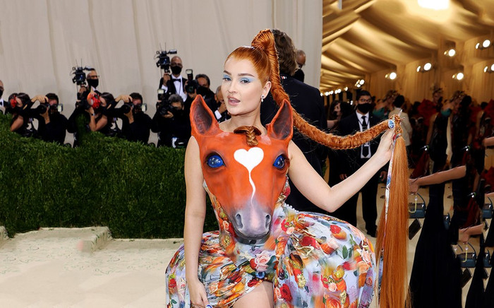 Top váy áo kỳ quái gây 'xoắn não' của sao Hollywood trên thảm đỏ 2021 Ảnh 2