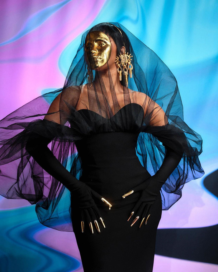 Cardi B nổi bật trong chiếc mặt nạ dát vàng và mạng che mặt đen tại Lễ trao giải American Music Awards vào tháng 11.