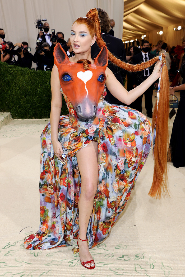 Kim Petras đeo một chiếc đầu ngựa 3D khi đến dự Met Gala chủ đề ‘In America: A Lexicon of Fashion’.