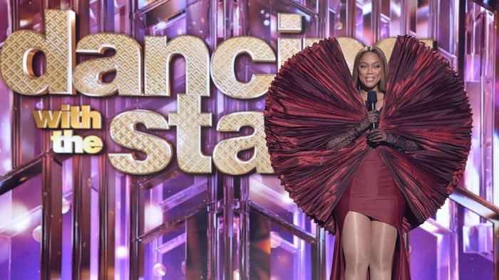 Chiếc váy House of JMC trong ‘Dancing With the Stars’ của Tyra Banks được so sánh với khủng long bay.