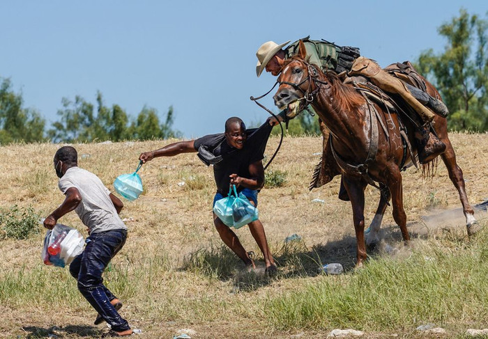 Lính biên phòng Mỹ cưỡi ngựa ngăn người di cư từ Haiti, chủ yếu là người da màu, tiến vào một khu trại trên bờ sông Rio Grande tại bang Texas (Mỹ) hồi tháng 9. Những hình ảnh này đã bị các nhà lập pháp lên án và được so sánh với thời kỳ nô lệ ở Mỹ. Ảnh: AFP