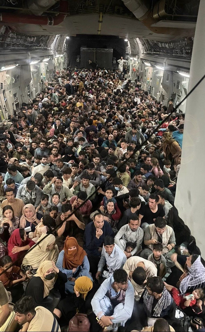 Hàng trăm người Afghanistan chen chúc trên vận tải cơ của Mỹ để trốn khỏi Kabul, sau khi Taliban chiếm quyền kiểm soát đất nước hồi tháng 8. Ảnh: Không lực Mỹ