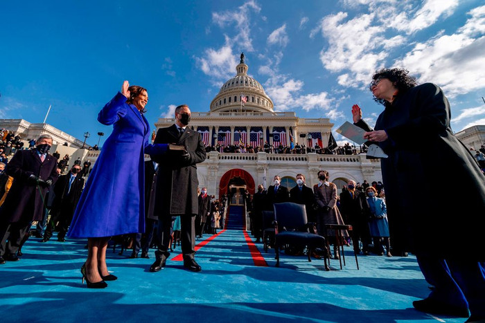 Bà Kamala Harris trở thành phó tổng thống nữ, người da màu, Nam Á đầu tiên của nước Mỹ sau khi được Chánh án Tòa án Tối cao Sonia Sotomayor tuyên thệ nhậm chức. Ảnh: AFP
