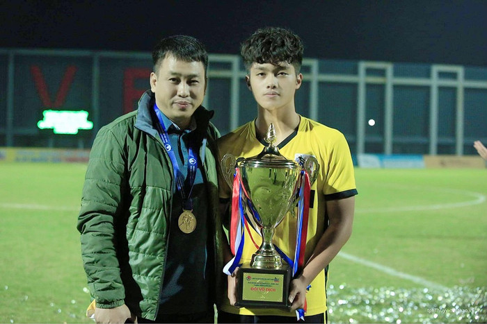 Ông Nguyễn Văn Vượt hạnh phúc cùng con trai khi Học viện Nutifood vô địch U21 quốc gia. Ảnh: NVCC