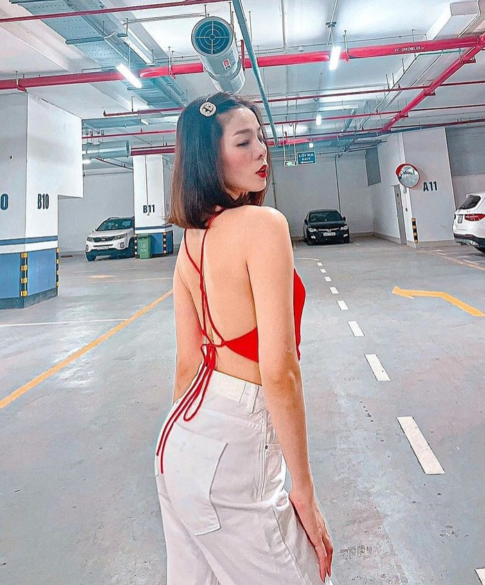 Mẫu áo yếm khoe lưng trần gợi của nữ ca sĩ gốc Hà thành khiến fan thả tim nhiệt tình.