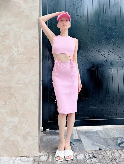 Lệ Quyên gần đây thường xuyên chọn đồ gợi cảm, khoe thân hình nuột nà. Nữ ca sĩ được khen ngày càng trẻ đẹp khi bén duyên bên tình trẻ.