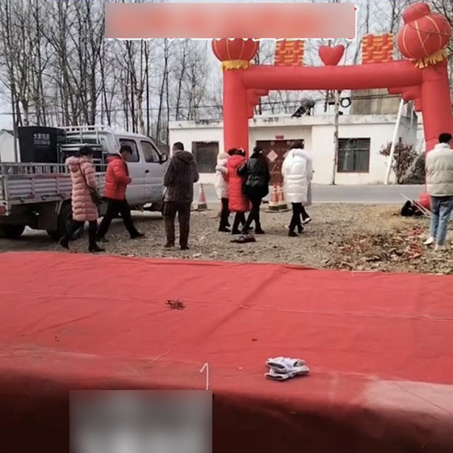 Đang làm đám cưới thì thấy nước chảy xuống chân, cô dâu khiến quan khách hai bên sửng sốt Ảnh 1