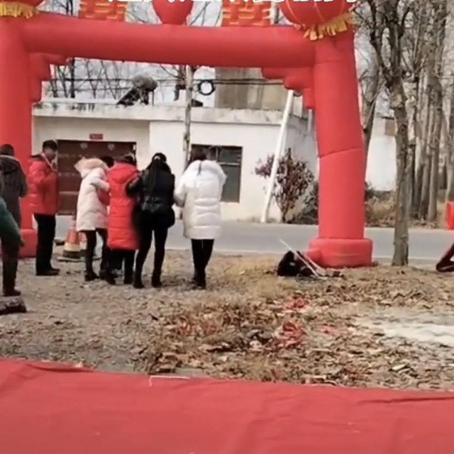 Đang làm đám cưới thì thấy nước chảy xuống chân, cô dâu khiến quan khách hai bên sửng sốt Ảnh 2