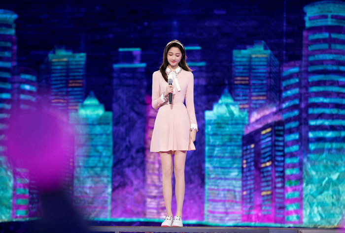 Quan Hiểu Đồng nhẹ nhàng và nữ tính với chiếc váy hồng đơn giản tại bữa tiệc giao thừa của CCTV